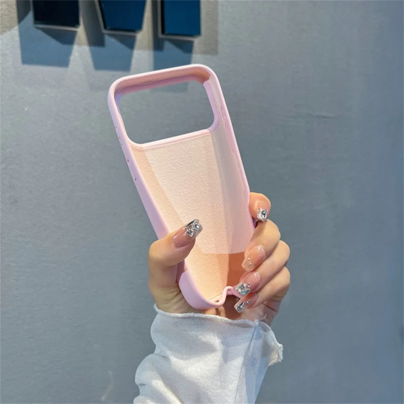 For iPhone 17 Pro Max Case Zacht Microvezel Voering Vloeibaar Silicone + PC Telefoonhoesje met Polsbandje - Roze