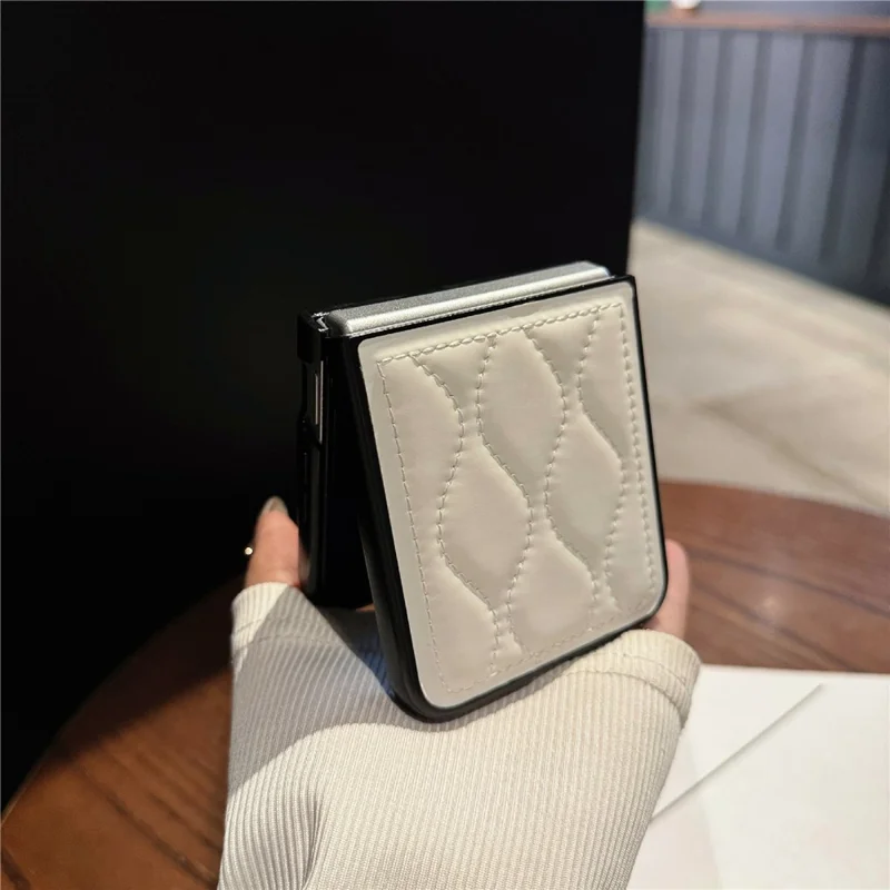 Til Xiaomi Mix Flip 2 Foldetelefon Case med Bølgepattern Læderbelagt PC-dæksel - Hvid