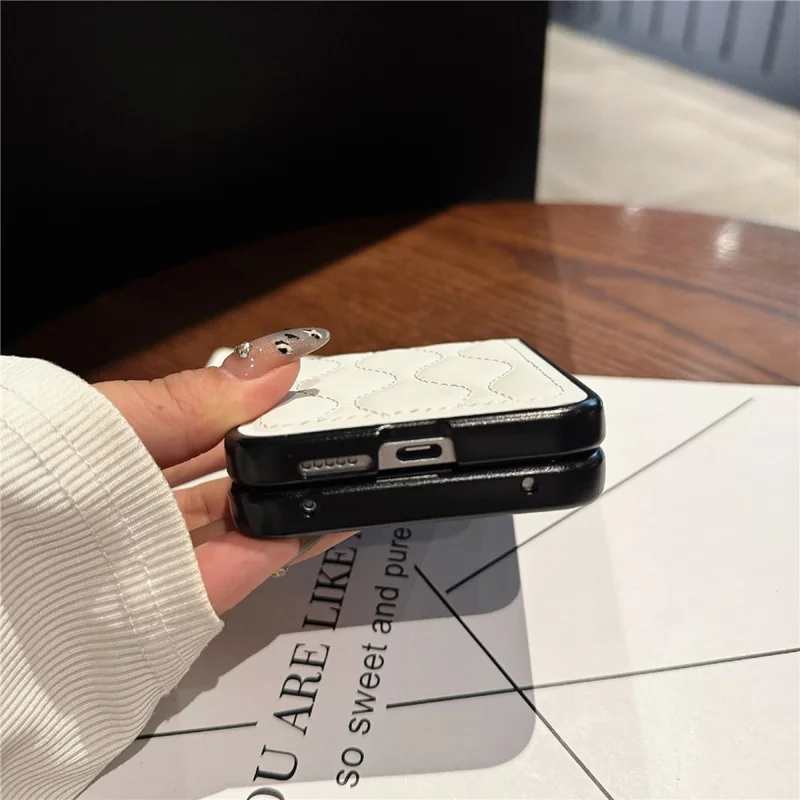 Til Xiaomi Mix Flip 2 Foldetelefon Case med Bølgepattern Læderbelagt PC-dæksel - Hvid