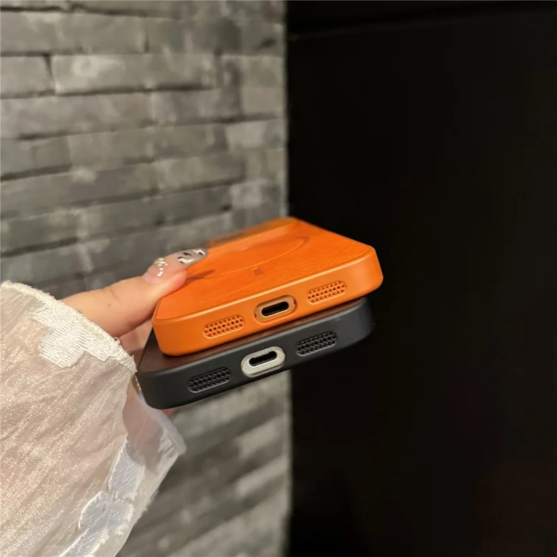 For iPhone 17 Pro Case PU Leather Coated PC TPU Telefoonhoes Compatibel met MagSafe - Oranje