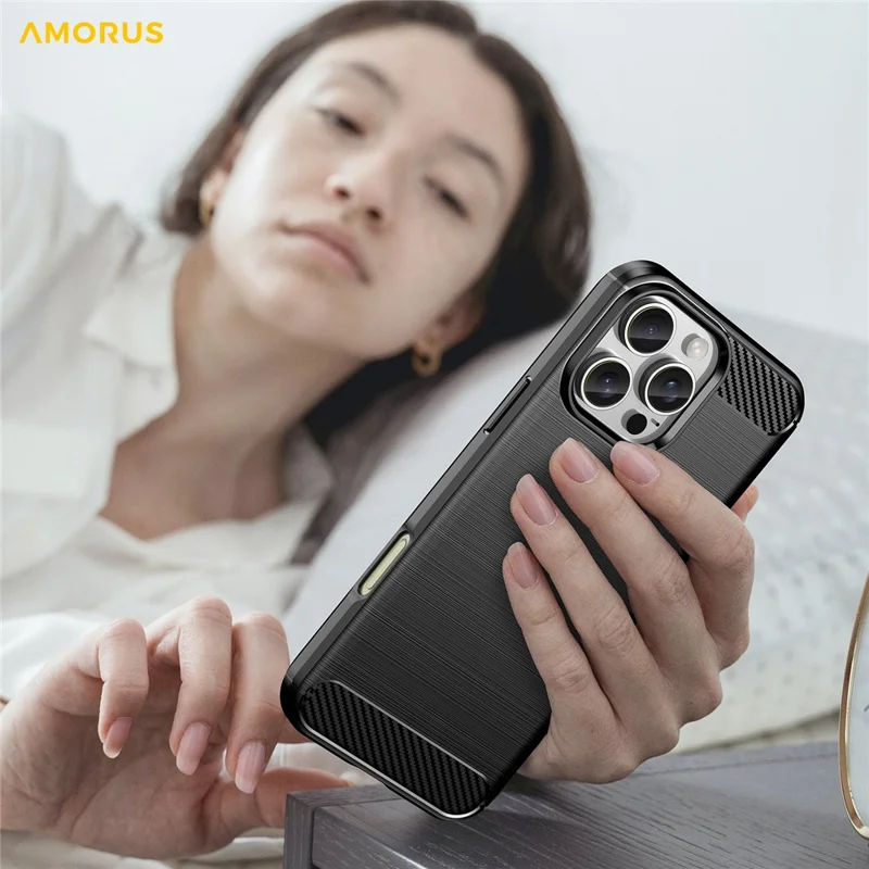 AMORUS voor iPhone 16 Pro hoesje met koolstofvezelstructuur Geborsteld beschermend telefoonhoesje - Zwart