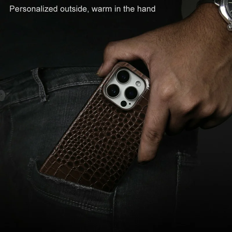 Capa para iPhone 16 Pro Max Textura de Crocodilo Couro de Vaca Genuíno Revestido de PC Compatível com MagSafe - Café