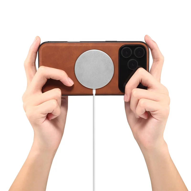 DENIOR A11 Kompatibles iPhone 17 Pro Hülle für MagSafe Lederüberzogener PC + TPU Handyhülle - Braun