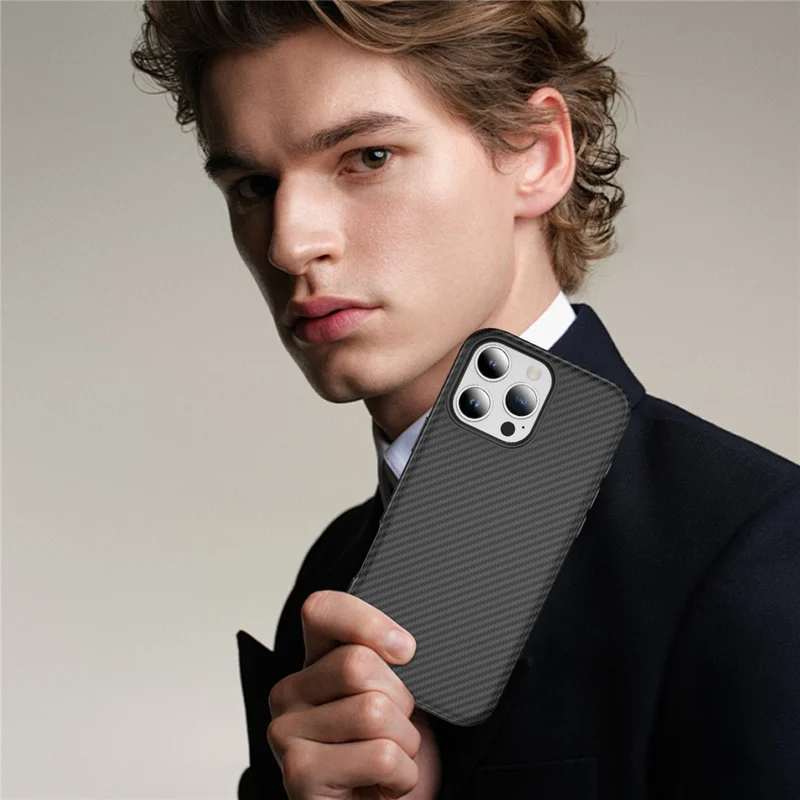 Capa de Toque de Pele para iPhone 16 Pro Max Textura de Fibra de Carbono PC + Capa Traseira de TPU Compatível com MagSafe - Preto+Preto