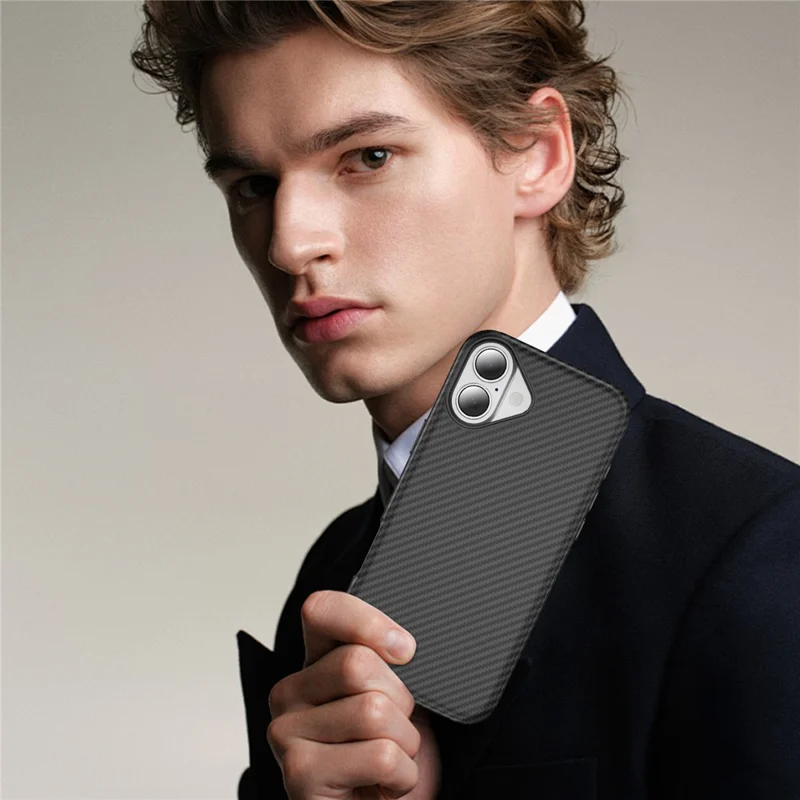 For iPhone 17 Huid-aanraak Case Koolstofvezelstructuur PC + TPU Achterklep Compatibel met MagSafe - Zwart+Zwart