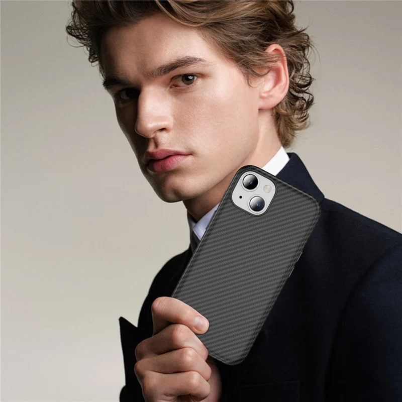 Für iPhone 15 Plus / 14 Plus Skin-touch-Hülle Karbonfaser-Textur PC + TPU Rückabdeckung kompatibel mit MagSafe - Schwarz+Schwarz