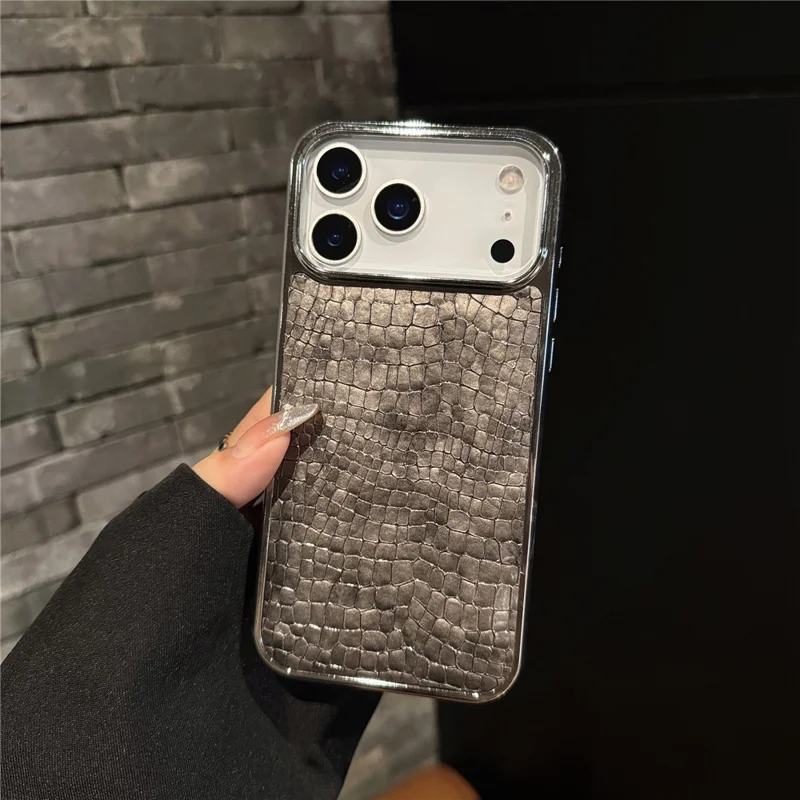 iPhone 17 Pro Max Hülle Krokodilleder-Textur PU-Leder beschichtet PC + TPU Elektroplattierung Handyhülle - Khaki