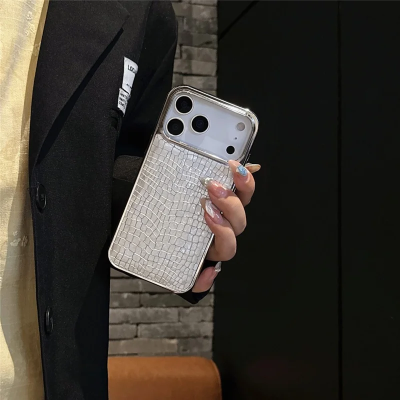 iPhone 17 Pro Max Hülle Krokodilleder-Textur PU-Leder beschichtet PC + TPU Elektrobeschichtung Handyhülle - Khaki