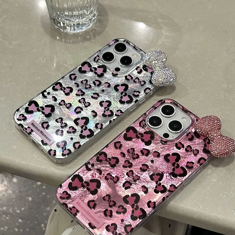 Per iPhone 16 Pro Max Custodia Ibrida Motivo Leopardo con Fiocco TPU PC Cover per Telefono Decorazione 3D Fiocco Strass - Argento