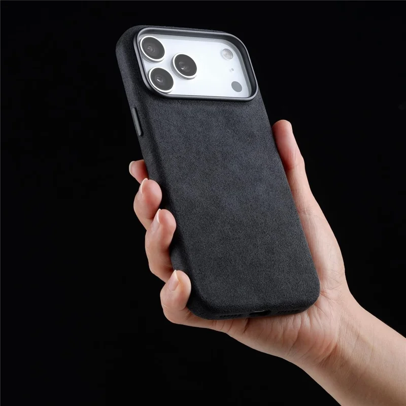 MELKCO لجهاز iPhone 17 Pro Max غطاء متوافق مع MagSafe من جلد ألكانتارا + غطاء هاتف من مادة البولي كربونات مع مفاتيح معدنية / زر الذكاء الاصطناعي - رمادي داكن