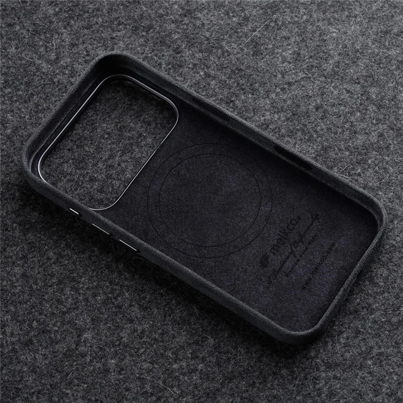 MELKCO لجهاز iPhone 17 Pro Max غطاء متوافق مع MagSafe من جلد ألكانتارا + غطاء هاتف من مادة البولي كربونات مع مفاتيح معدنية / زر الذكاء الاصطناعي - رمادي داكن