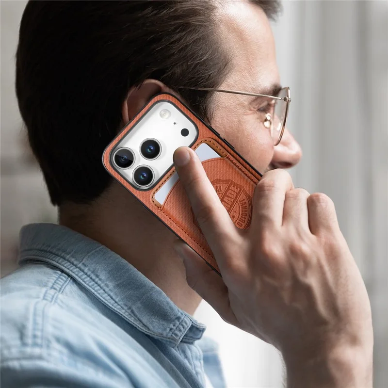 Für iPhone 17 Pro Max Hülle Twill-Textur Leder PC TPU Handyhülle mit abnehmbarem magnetischem Kartenhalter - Braun