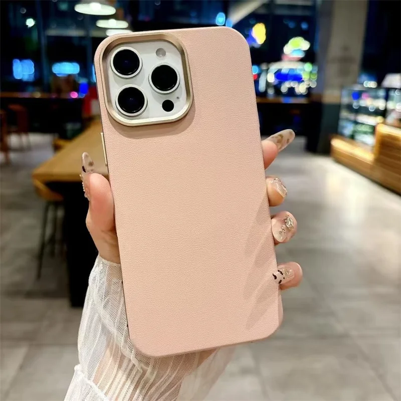 Capa Magnética para iPhone 16 Pro Max com Estrutura em Liga de Alumínio, Capa em PU e TPU, Compatível com MagSafe - Dourado