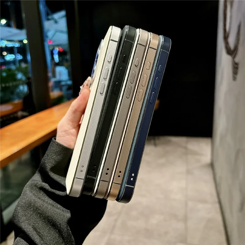 Capa Magnética para iPhone 16 Pro Max com Estrutura em Liga de Alumínio, Capa em PU e TPU, Compatível com MagSafe - Dourado