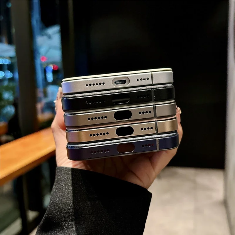 Capa Magnética para iPhone 16 Pro Max com Estrutura em Liga de Alumínio, Capa em PU e TPU, Compatível com MagSafe - Dourado