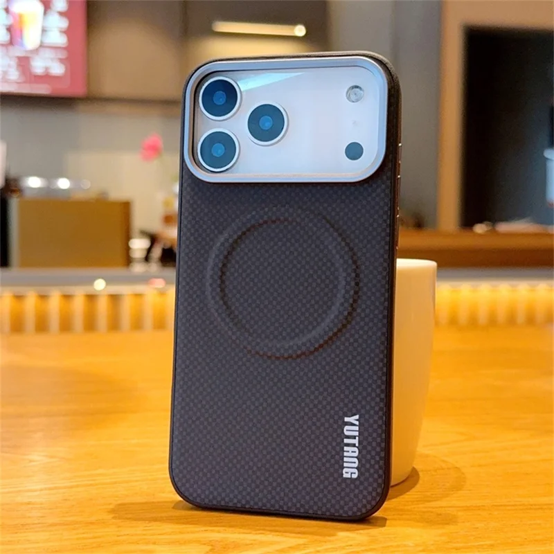 YUTANG für iPhone 17 Pro Max Magnetische Hülle mit Punkt-Design PC+TPU Stoßfeste Handyhülle - Schwarz