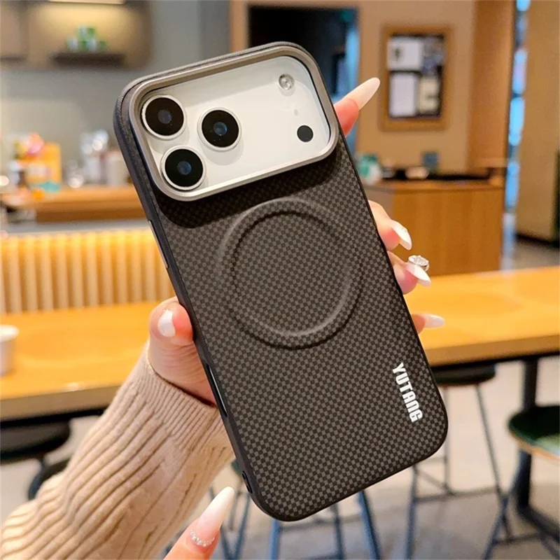 YUTANG für iPhone 17 Pro Max Magnetische Hülle mit Punkt-Design PC+TPU Stoßfeste Handyhülle - Schwarz