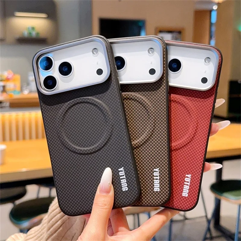 YUTANG für iPhone 17 Pro Max Magnetische Hülle mit Punkt-Design PC+TPU Stoßfeste Handyhülle - Schwarz