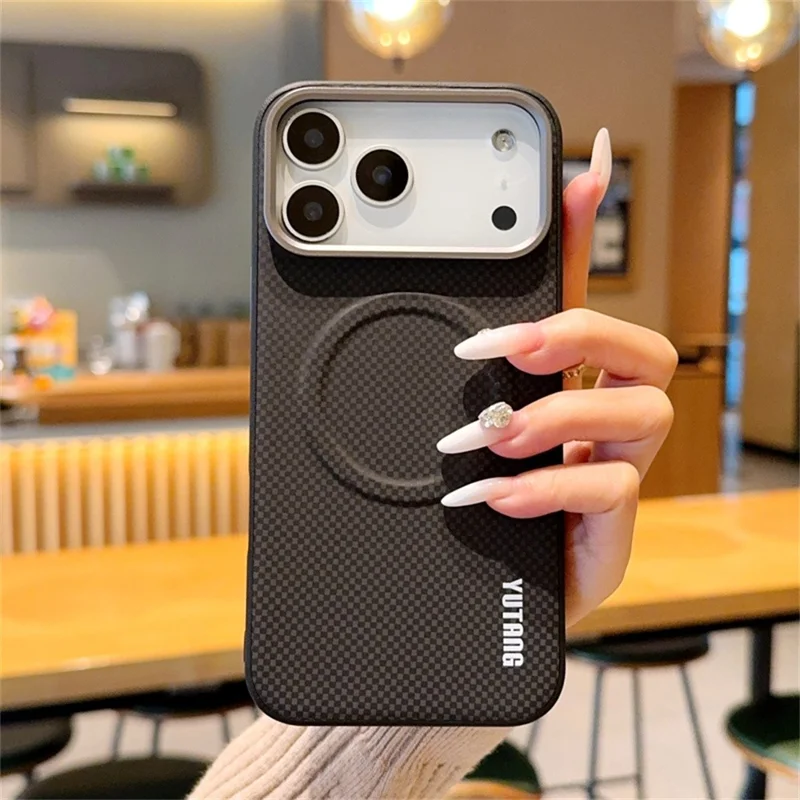 YUTANG für iPhone 17 Pro Magnetische Hülle mit Punkt-Muster PC+TPU Stoßfeste Handyhülle - Schwarz