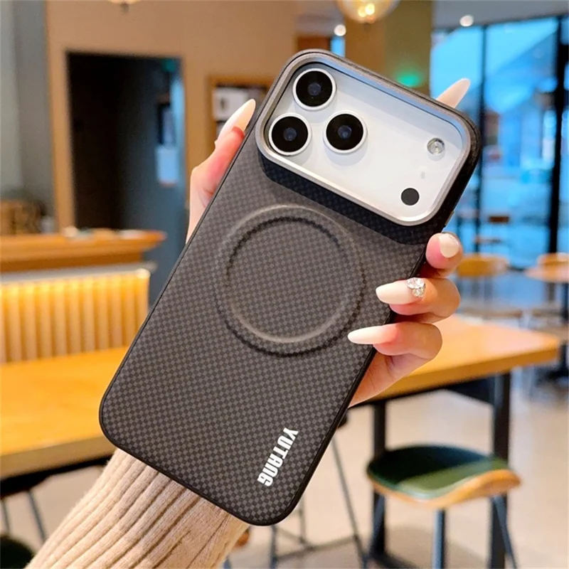 YUTANG für iPhone 17 Pro Magnetische Hülle mit Punkt-Muster PC+TPU Stoßfeste Handyhülle - Schwarz