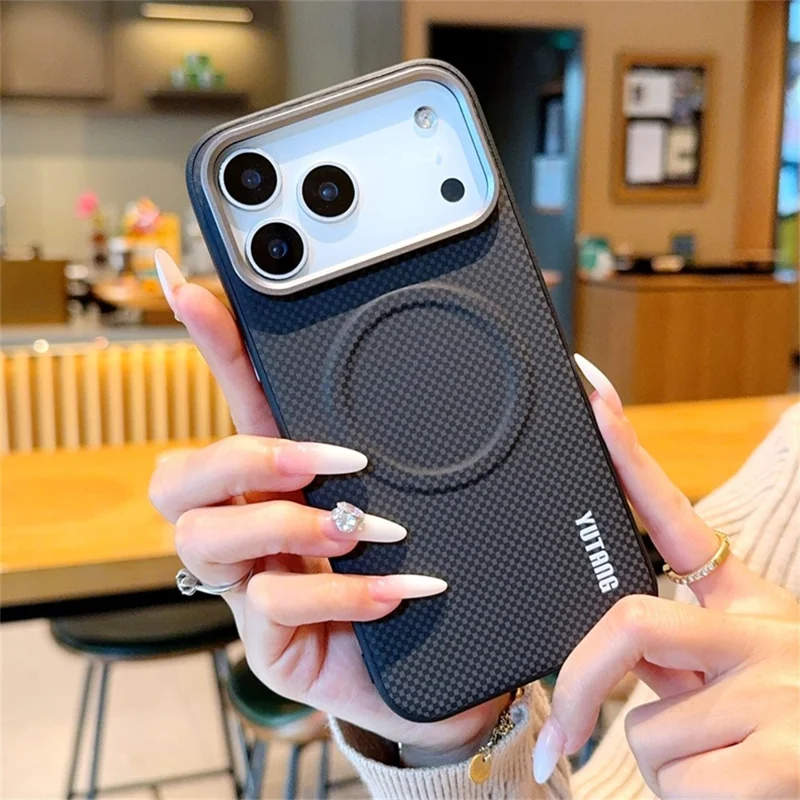 YUTANG für iPhone 17 Pro Magnetische Hülle mit Punkt-Muster PC+TPU Stoßfeste Handyhülle - Schwarz