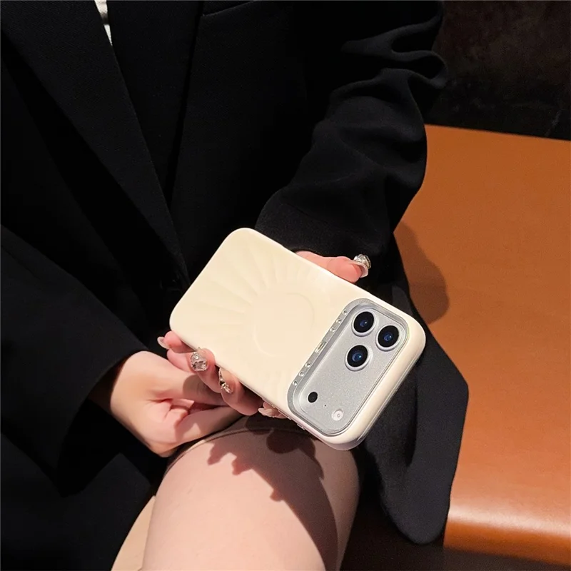 Coque pour iPhone 17 Pro compatible MagSafe avec motif soleil, strass, cadre métallique, en silicone liquide - Beige