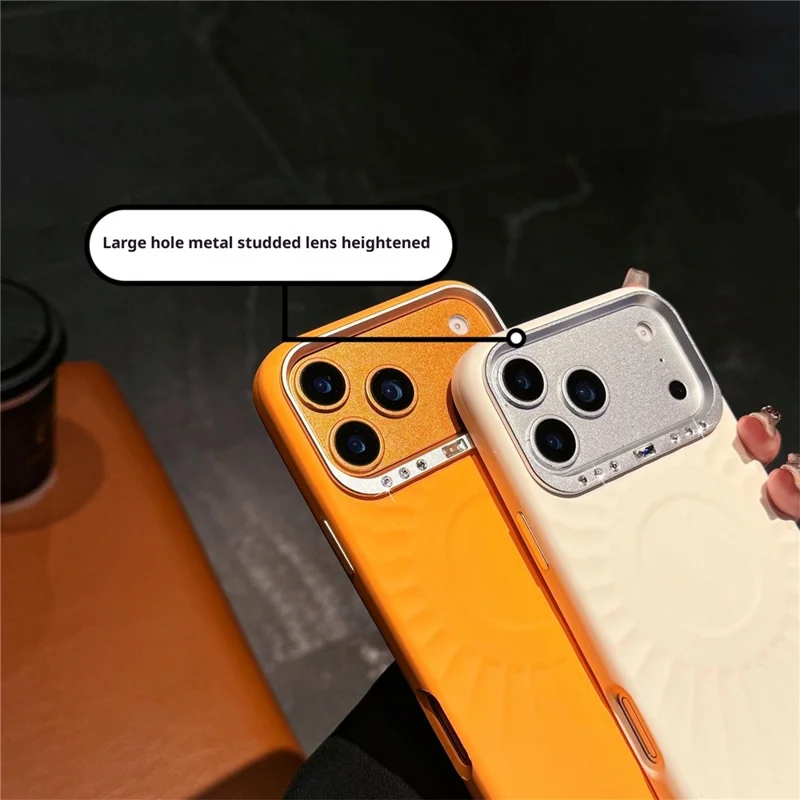 Coque pour iPhone 17 Pro compatible MagSafe avec motif soleil, strass, cadre métallique, en silicone liquide - Beige