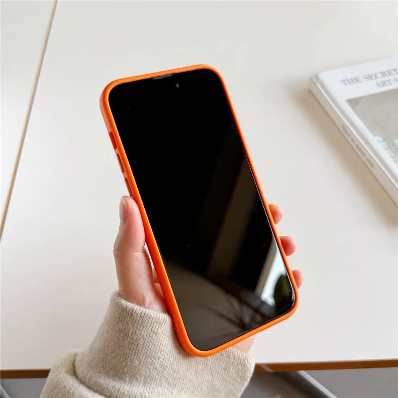 Voor iPhone 16 Pro Magnetische Hoesje met Huidgevoel PC TPU 2 in 1 Schokbestendige Telefoonhoes - Oranje