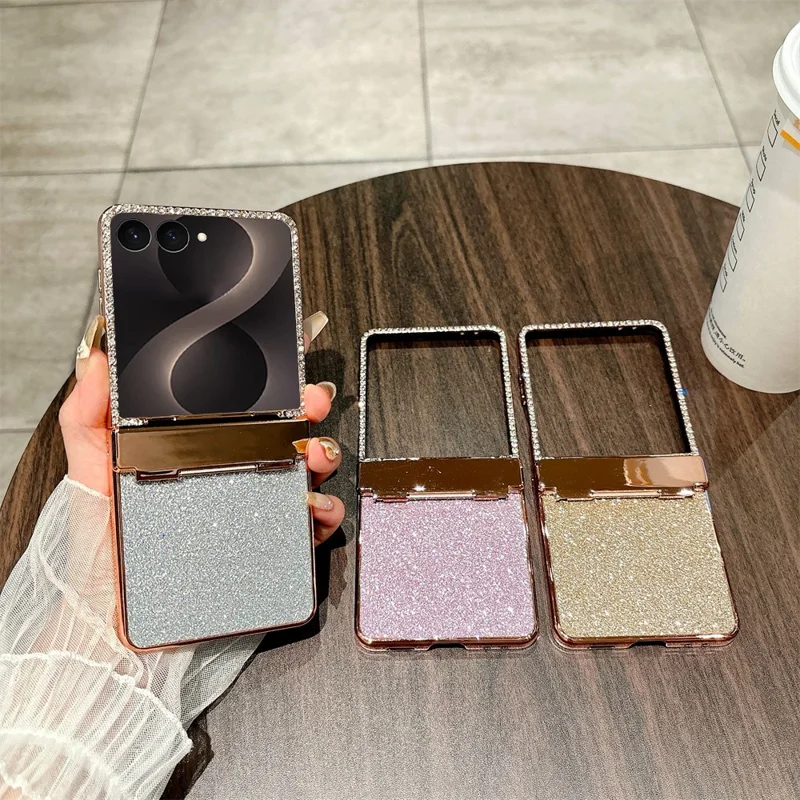 Capa para Samsung Galaxy Z Flip8 com Proteção de Dobradiça, Cristais e Brilhos, em Policarbonato - Dourado