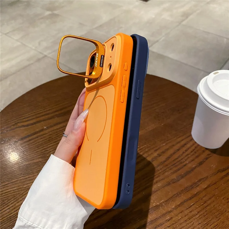 غطاء لهاتف iPhone 17 Pro مغناطيسي بتصميم كاميرا خفية وحامل قابل للإمالة، غطاء هاتف من مادة البولي كربونات + TPU مع واقي شاشة من الزجاج المُقَسّى - كاكي
