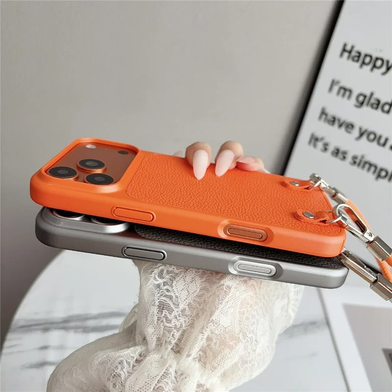 Voor iPhone 17 Pro hoesje Metaalverf Litchi-structuur PU-leer telefoon achterkant met polsbandje - Oranje