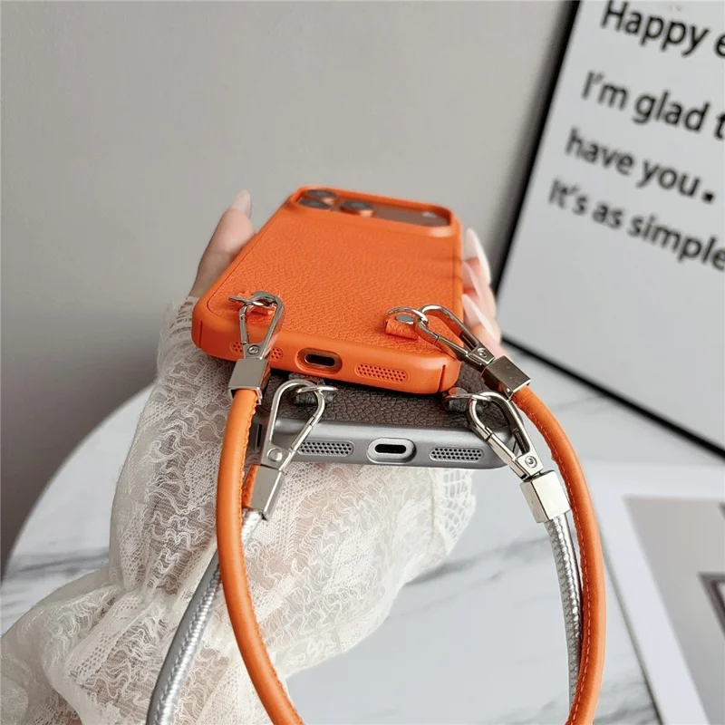 Voor iPhone 17 Pro hoesje Metaalverf Litchi-structuur PU-leer telefoon achterkant met polsbandje - Oranje