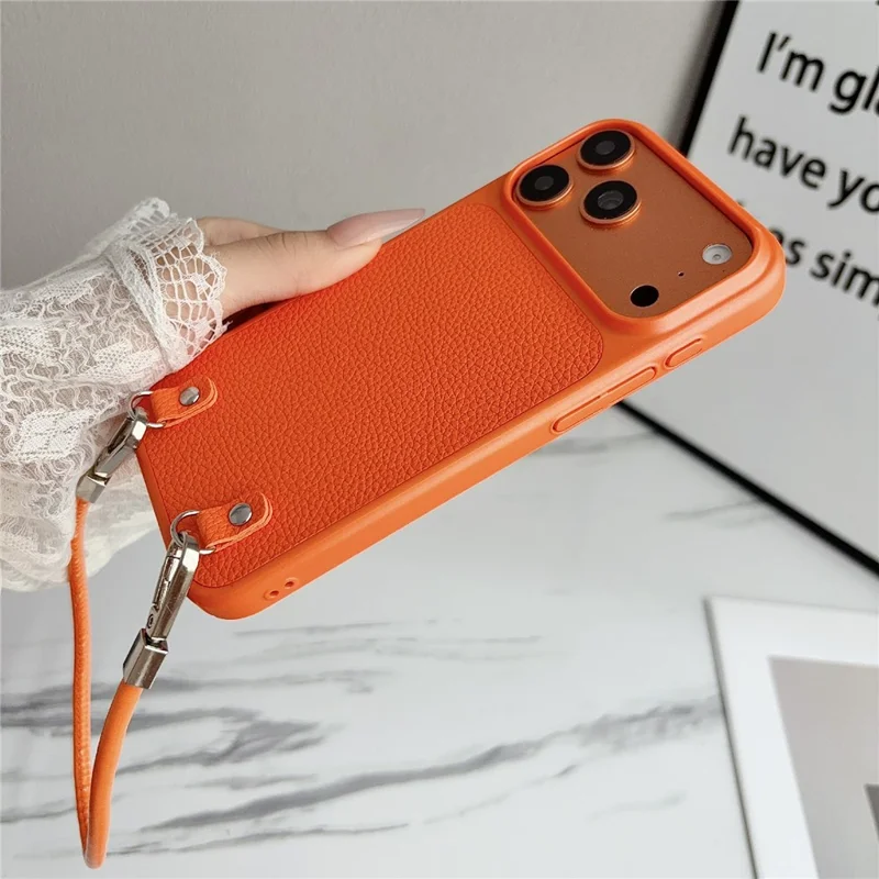 Voor iPhone 17 Pro hoesje Metaalverf Litchi-structuur PU-leer telefoon achterkant met polsbandje - Oranje