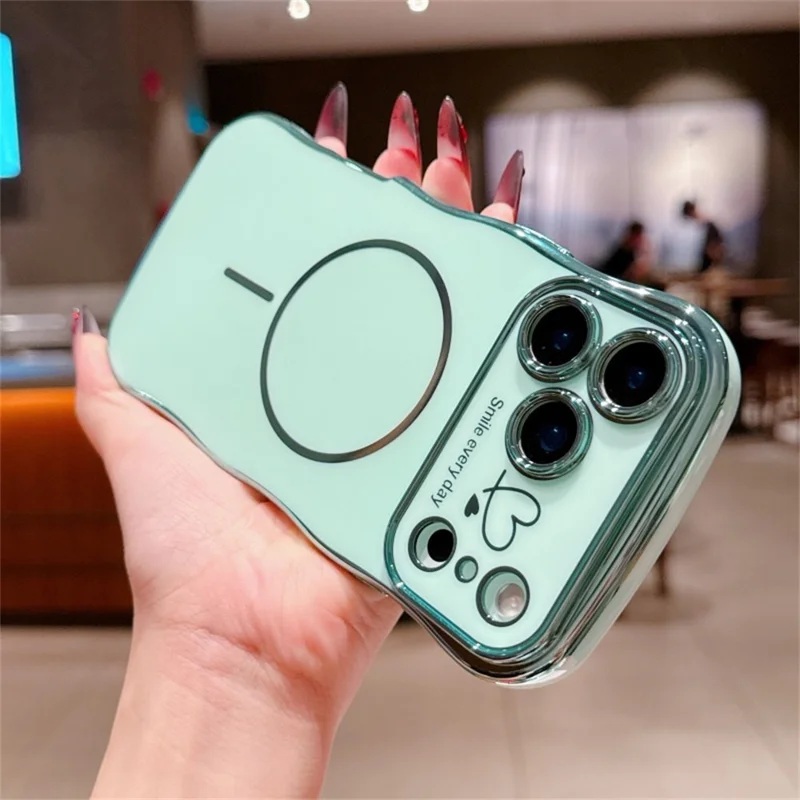 For iPhone 18 Pro Max / 17 Pro Max Magnetic Case Electroplating Wave Edge TPU Phone Cover Heart Pattern - Green