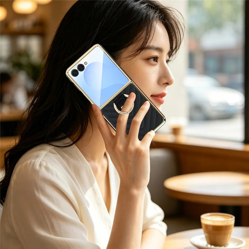 Cover per Samsung Galaxy Z Flip8 con Motivo a Forma di V e Supporto con Anello per Dita - Nero