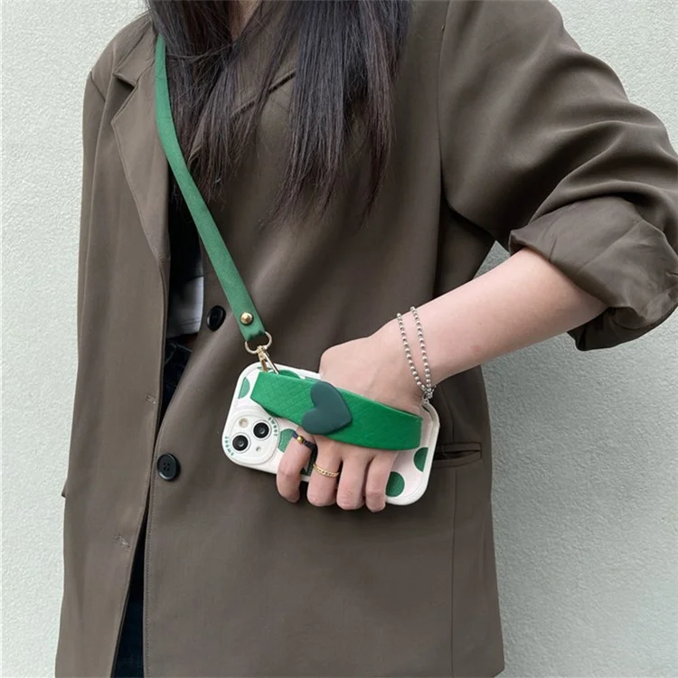 Pour Iphone 13 6,1 Pouces Love Heart Bravard Green Pat Match PU le Cuir en Cuir Revêtu de Téléphone TPU Couverture Arrière Avec Bandoulière Avec Bandoulière