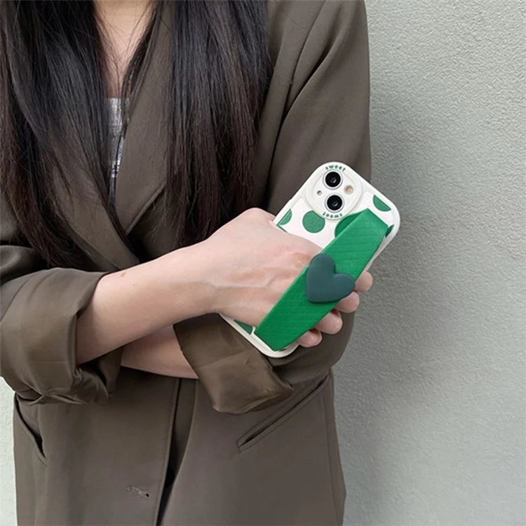 Pour Iphone 13 6,1 Pouces Love Heart Bravard Green Pat Match PU le Cuir en Cuir Revêtu de Téléphone TPU Couverture Arrière Avec Bandoulière Avec Bandoulière