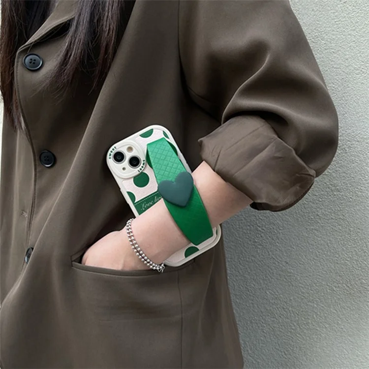 Pour Iphone 13 6,1 Pouces Love Heart Bravard Green Pat Match PU le Cuir en Cuir Revêtu de Téléphone TPU Couverture Arrière Avec Bandoulière Avec Bandoulière
