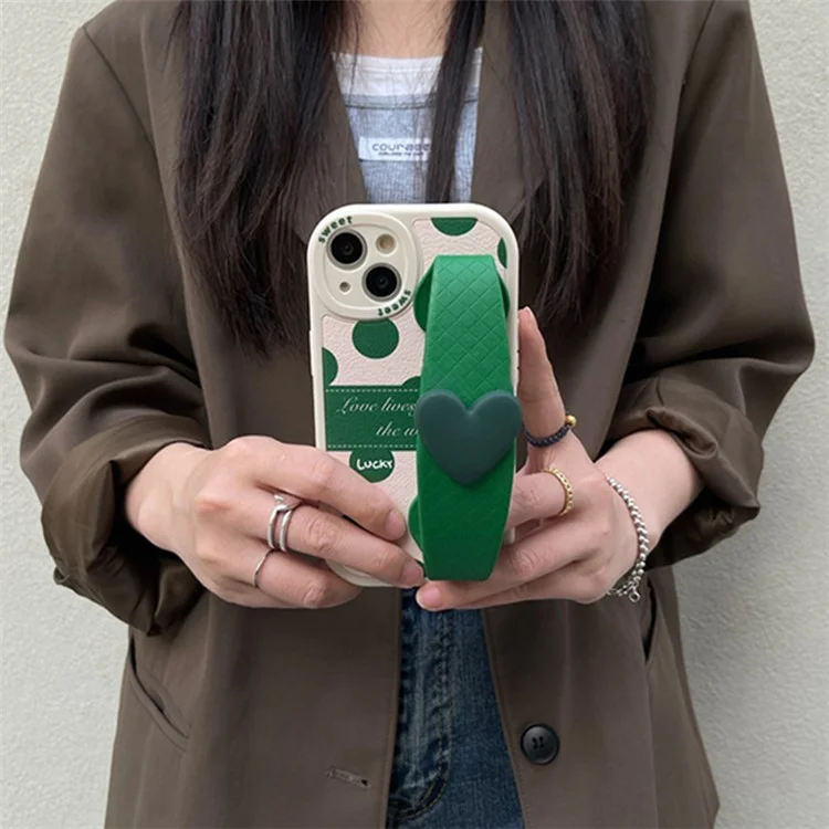Pour Iphone 13 6,1 Pouces Love Heart Bravard Green Pat Match PU le Cuir en Cuir Revêtu de Téléphone TPU Couverture Arrière Avec Bandoulière Avec Bandoulière
