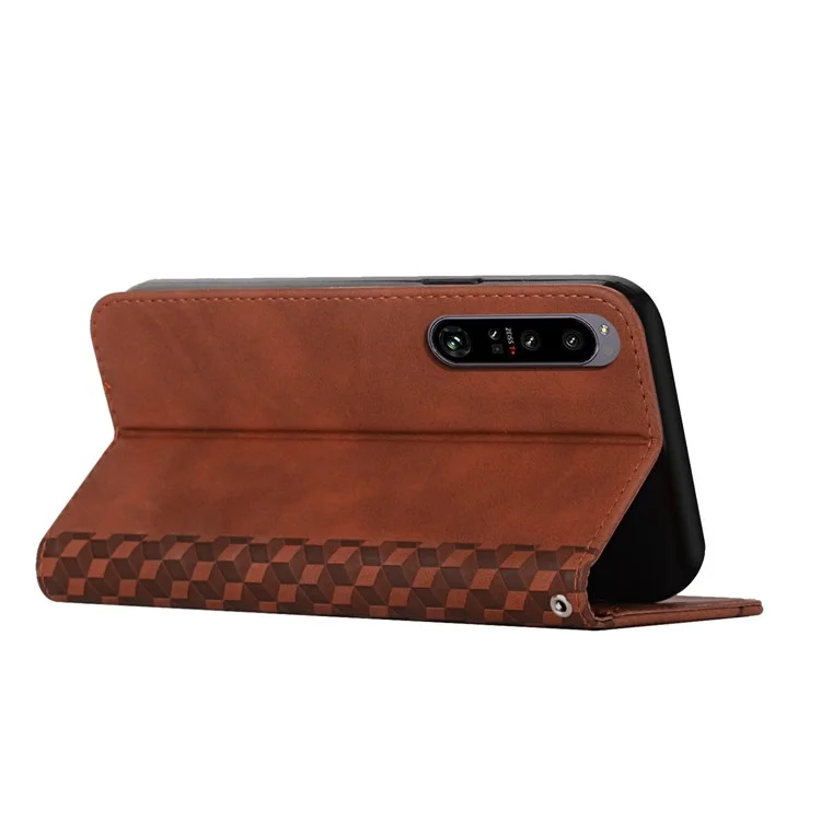 Für Sony Xperia 1 IV 5G Magnetisch selbstschließende Aufgeprägtes Rautenmuster PU-Leder Flip-Brieftasche Ständer Haut-Berührungs-Gefühl Handyhülle - Braun