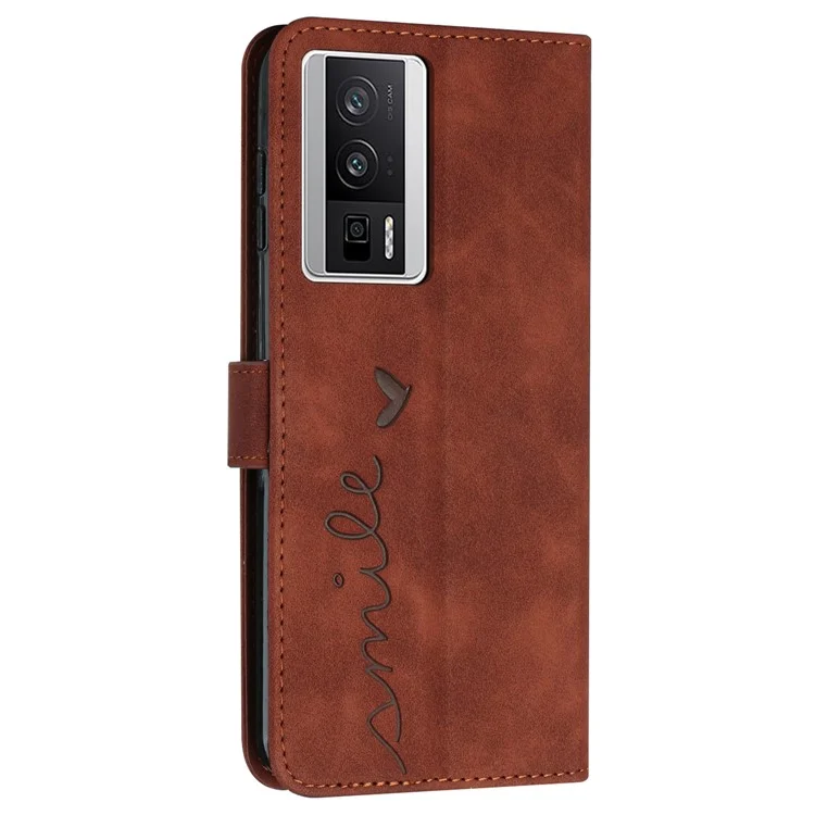 Pour Xiaomi Poco F5 Pro 5G / Redmi K60 Pro 5G / K60 5G Stand PU Leather Phone Case Heart Shape Phone Wallet Cover with Shoulder Strap - Brown