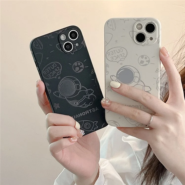 Phone Case Space Astronaut Pattern for iPhone 13 6.1 inch Precise Cutout Phone Shell Cover - Black