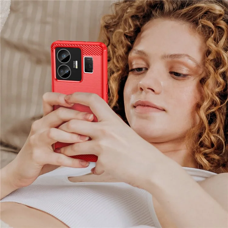 Pour Realme GT Neo 5 5G / GT3 5G Flexible TPU Phone Cover Brushed Carbon Fiber Texture Drop Protection Phone Case - Red
