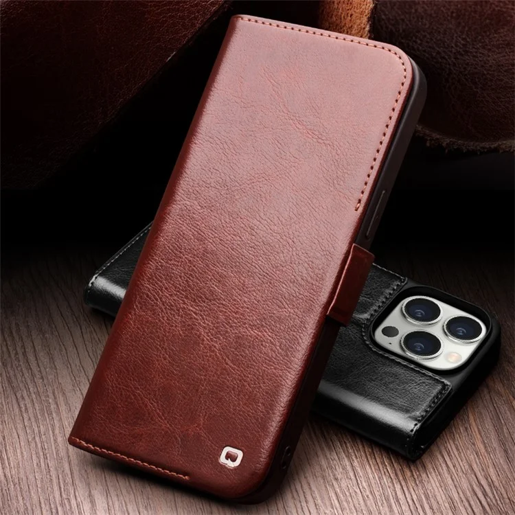QIALINO para iPhone 13 Pro de 6.1 pulgadas Funda de cuero genuino de vaca Funda magnética de soporte - Marrón oscuro