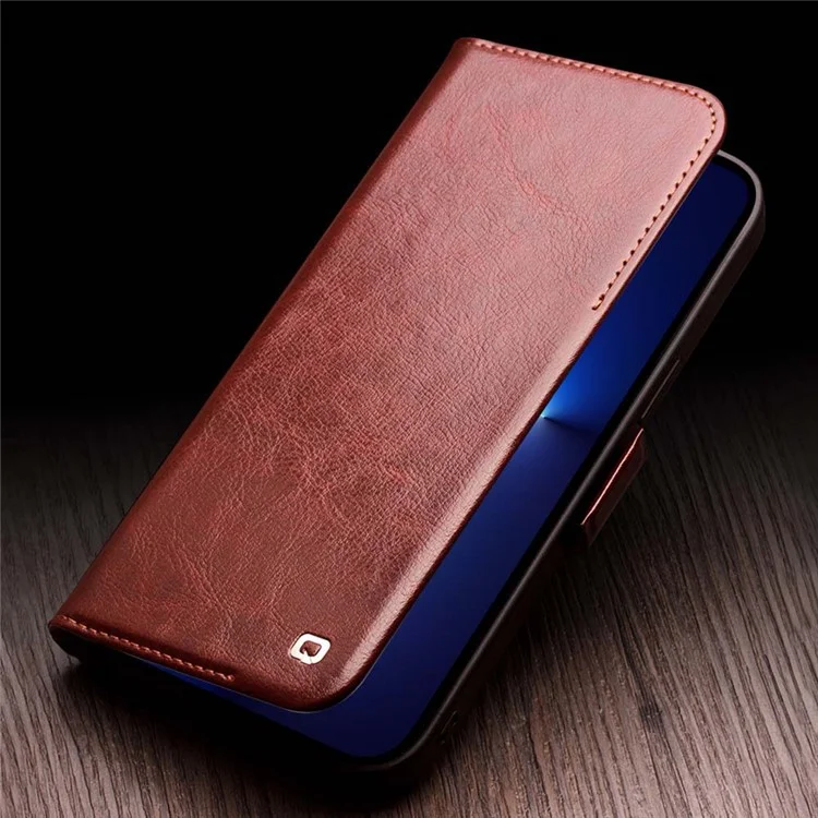 QIALINO para iPhone 13 Pro de 6.1 pulgadas Funda de cuero genuino de vaca Funda magnética de soporte - Marrón oscuro