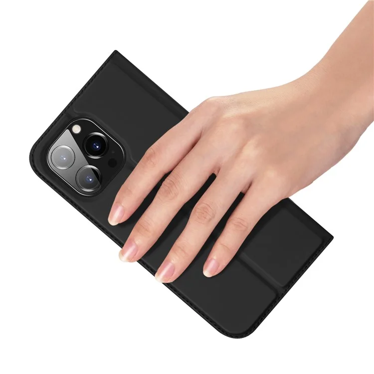 DUX DUCIS Skin Pro Series para iPhone 15 Pro Capa de Couro PU Flip Fenda para Cartão Suporte Magnético - Preto