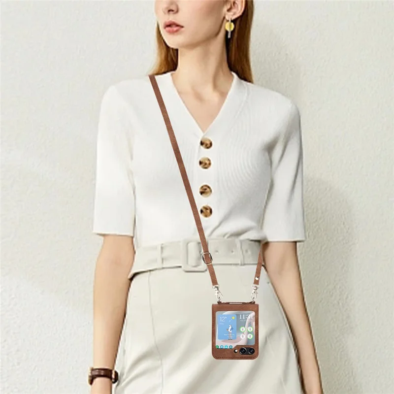 Pour Samsung Galaxy Z Flip5 5G Skin Touch Phone Case Shockproof PU Leather PC Phone Cover with Shoulder Strap - Marron