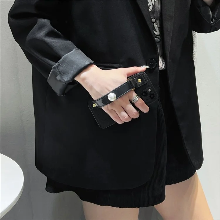 Funda para iPhone 14 a prueba de polvo, con decoración de perlas y correa de muñeca de piel de PU negra + funda de teléfono de TPU