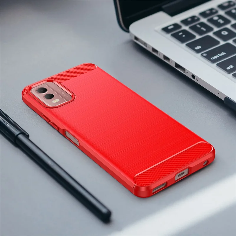 Étui de Téléphone TPU Soft Brossed Pour Nokia C32, Couverture de Smartphone de Texture en Fibre de Carbone - Rouge