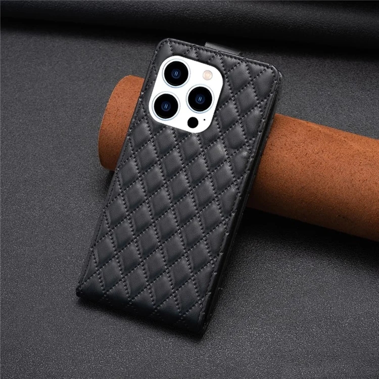 BF Style-30 Vertical Flip Phone Case für iPhone 15 Pro PU-Leder Prägung Stoßfeste Handyhülle - Schwarz